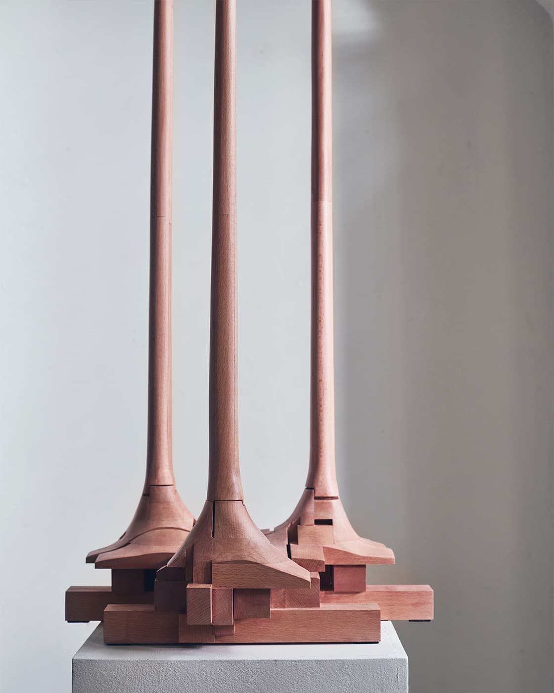 Шо Ота, вешалка для одежды Surfaced. Фото: Jeroen van der Spek. Стайлинг: Cleo Scheulderman