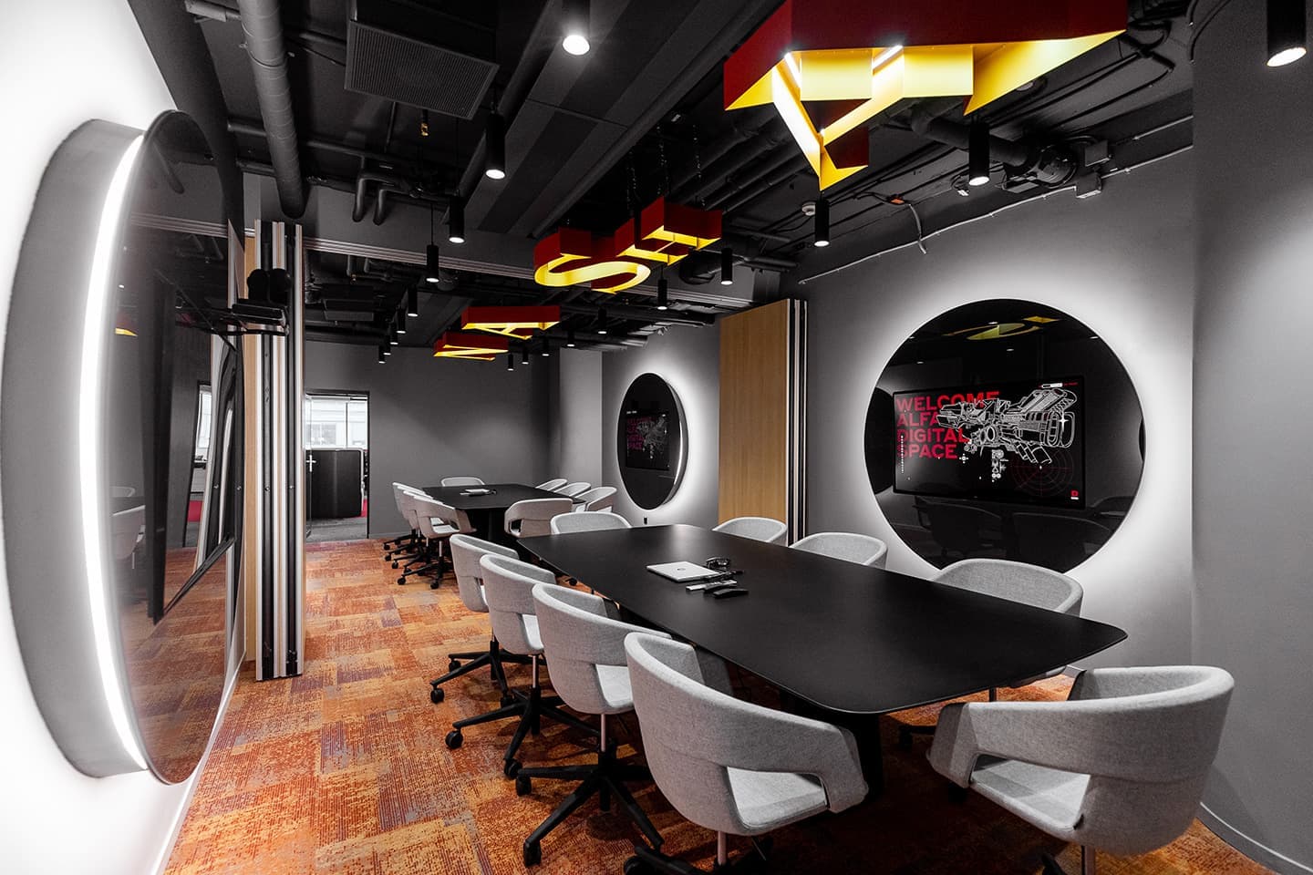 Ретро-футуристичный офис банка – проект студии IND architects