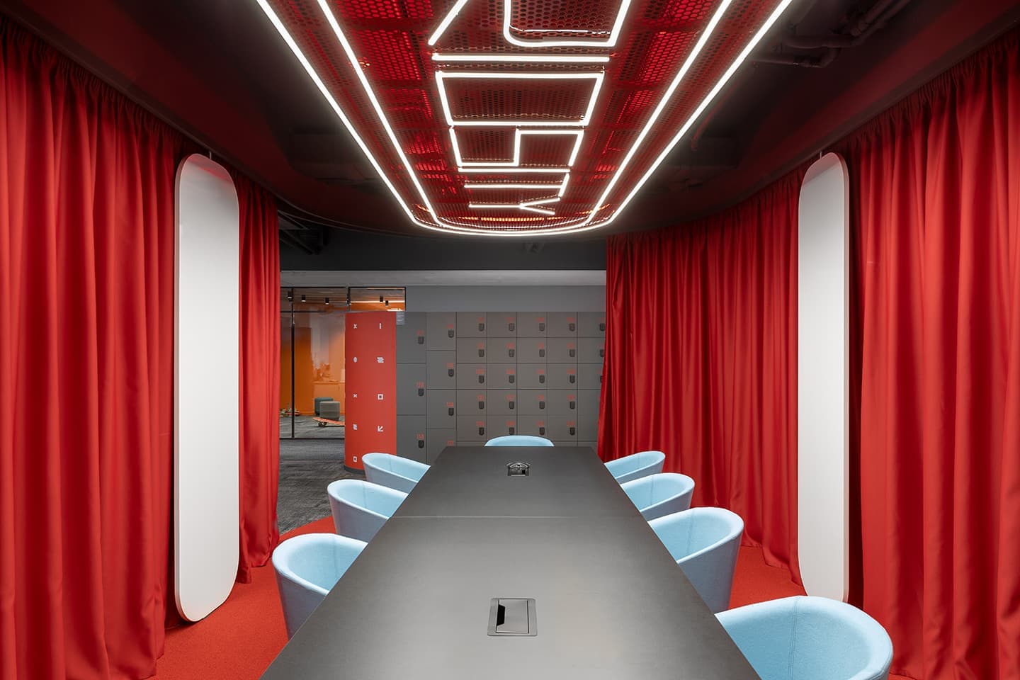 Ретро-футуристичный офис банка – проект студии IND architects