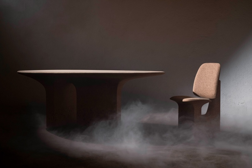 Ноэ Дюшофур-Лавранс создает мебель из выброшенной обожженной пробки