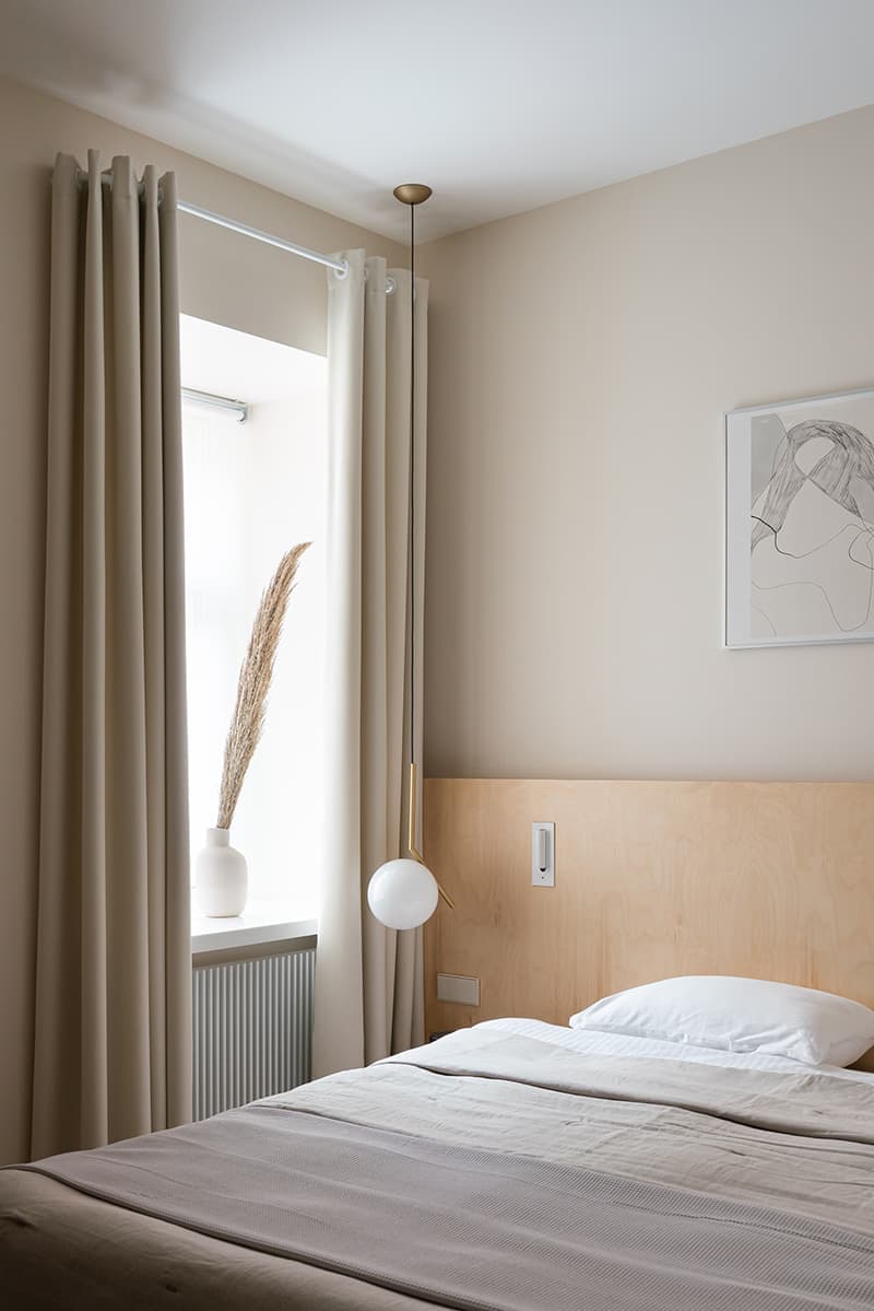 Квартира в бежевых оттенках с контрастными деталями – проект дизайнера Владимира Березина