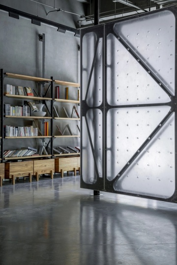 В Пекине открылся книжный магазин с вращающимися стенами по проекту LUO Studio