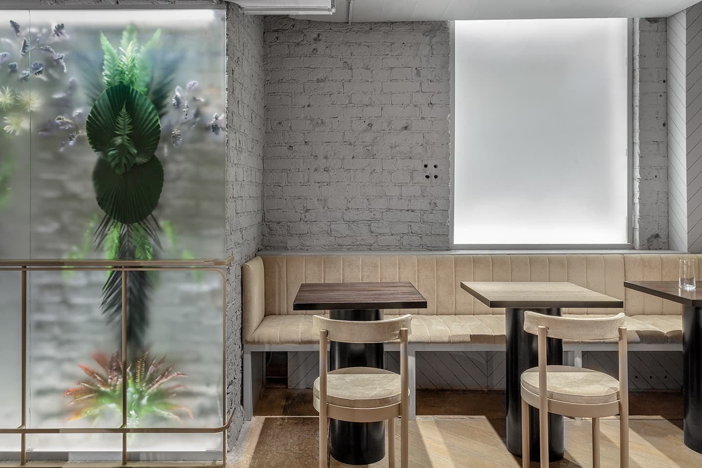 Бар в индустриальном стиле с цветовыми блоками – проект бюро SAGA