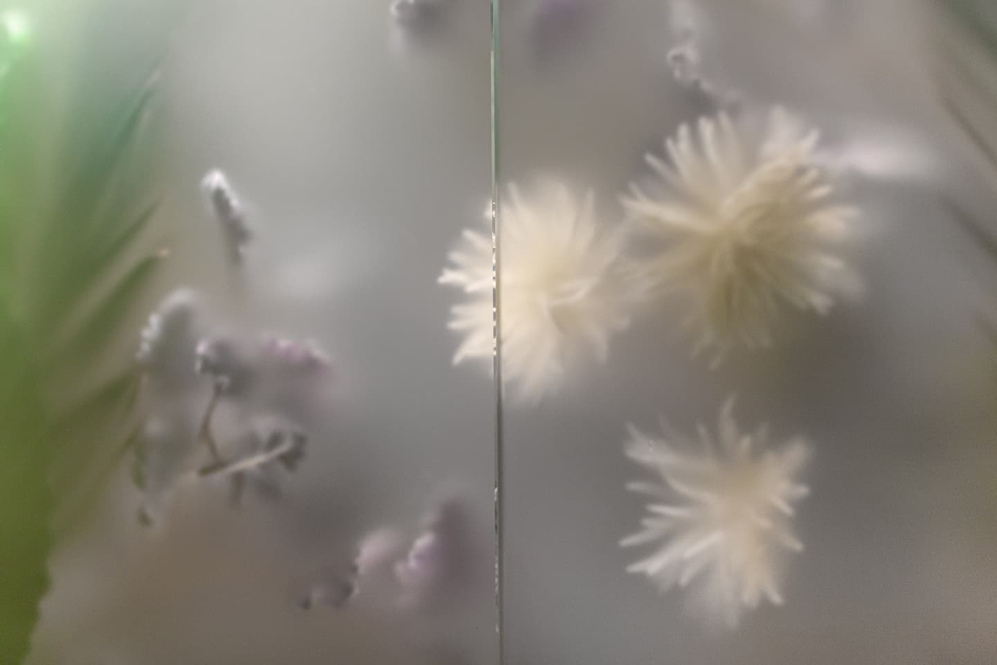 Бар в индустриальном стиле с цветовыми блоками – проект бюро SAGA