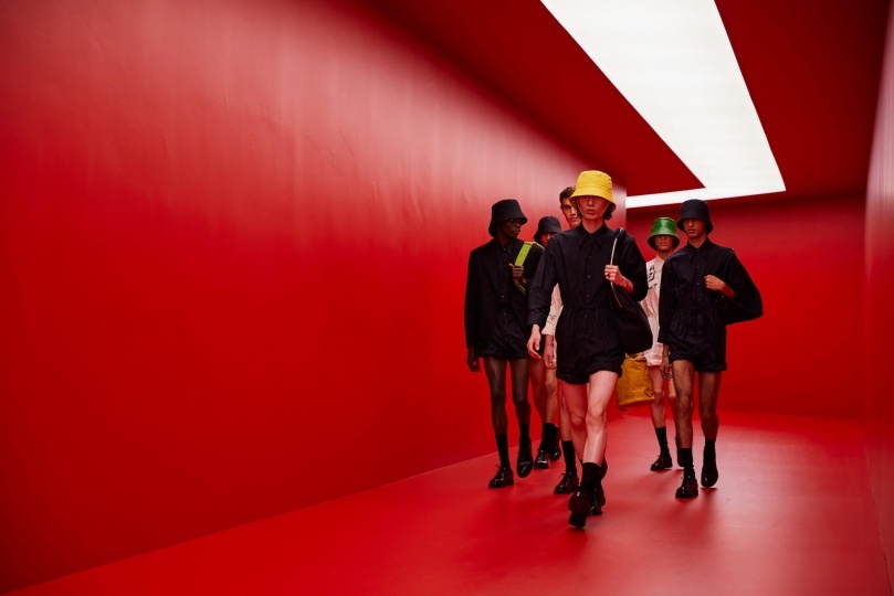 Модели Prada прошлись по красной взлетной полосе в Сардинии