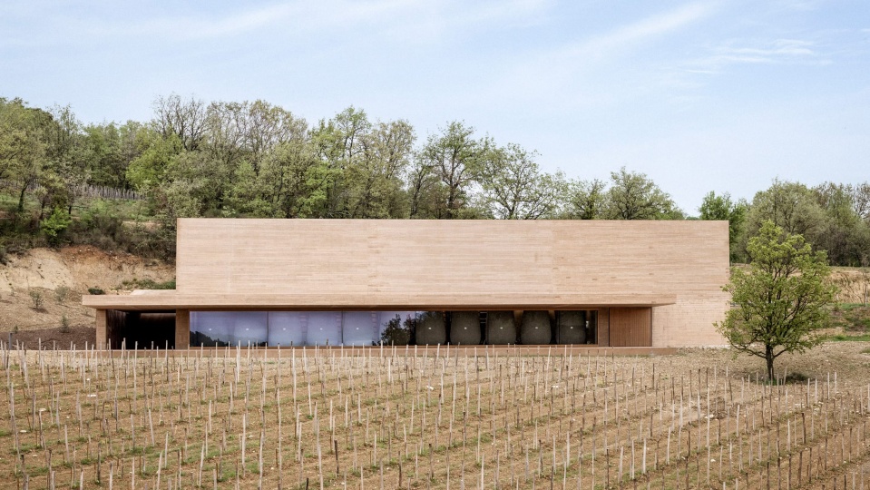 ​Marc Barani Architectes вписали винодельню в ландшафт французских гор