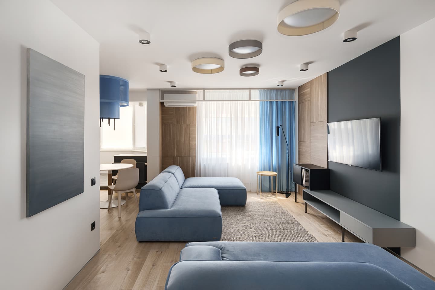 Квартира в голубых и желтых тонах со скрытыми решениями и авторской люстрой – проект дизайнера Иры Лисюк