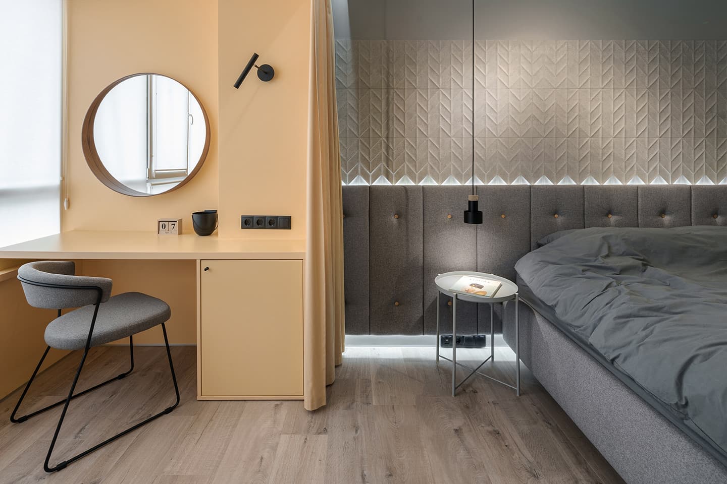 Квартира в голубых и желтых тонах со скрытыми решениями и авторской люстрой – проект дизайнера Иры Лисюк