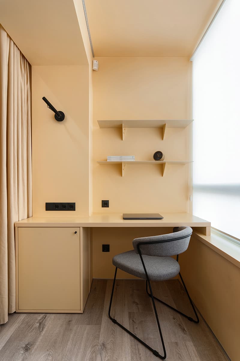 Квартира в голубых и желтых тонах со скрытыми решениями и авторской люстрой – проект дизайнера Иры Лисюк