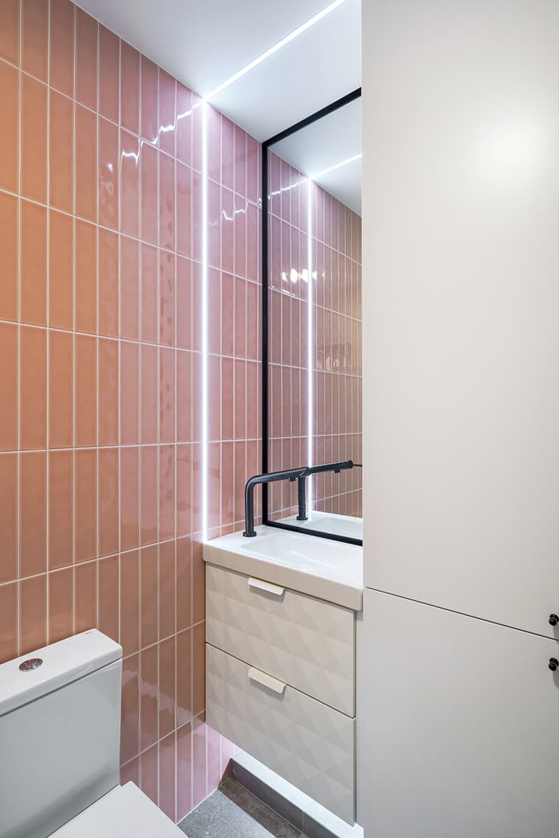 Квартира в голубых и желтых тонах со скрытыми решениями и авторской люстрой – проект дизайнера Иры Лисюк