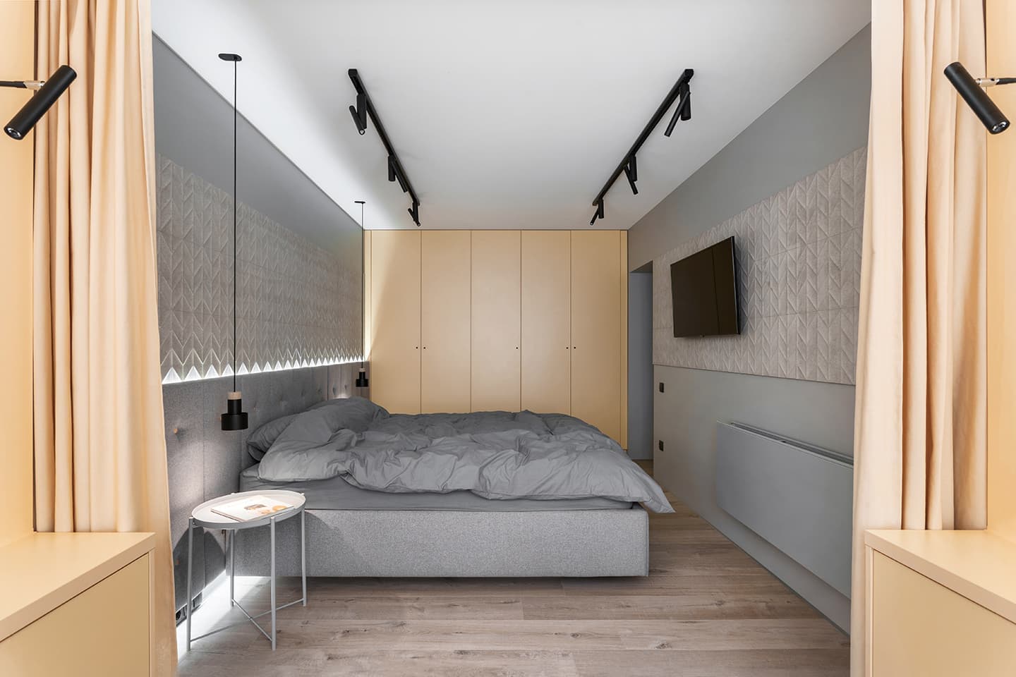 Квартира в голубых и желтых тонах со скрытыми решениями и авторской люстрой – проект дизайнера Иры Лисюк