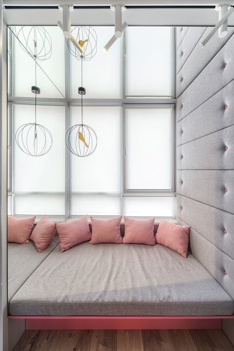 Квартира в голубых и желтых тонах со скрытыми решениями и авторской люстрой – проект дизайнера Иры Лисюк