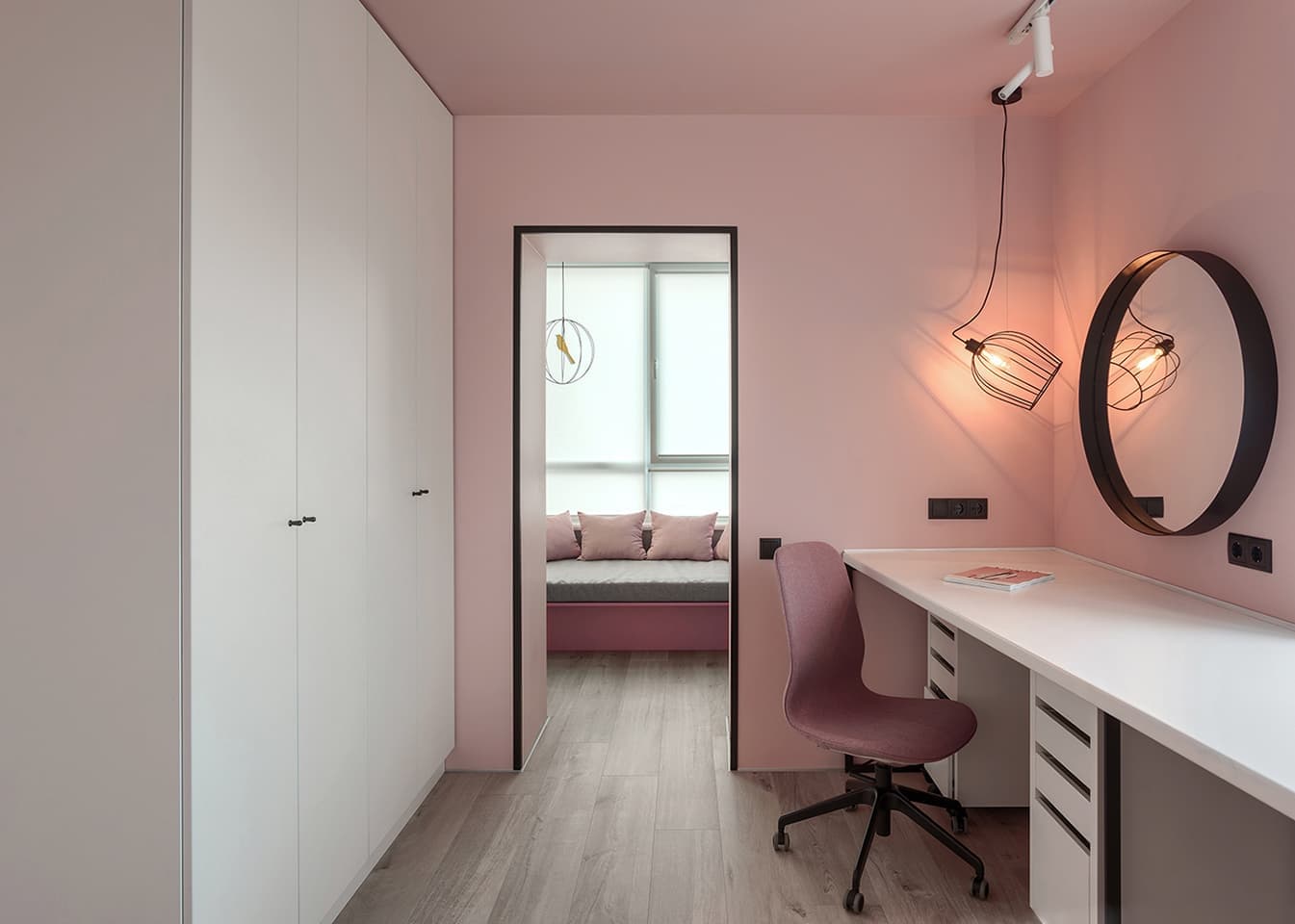 Квартира в голубых и желтых тонах со скрытыми решениями и авторской люстрой – проект дизайнера Иры Лисюк