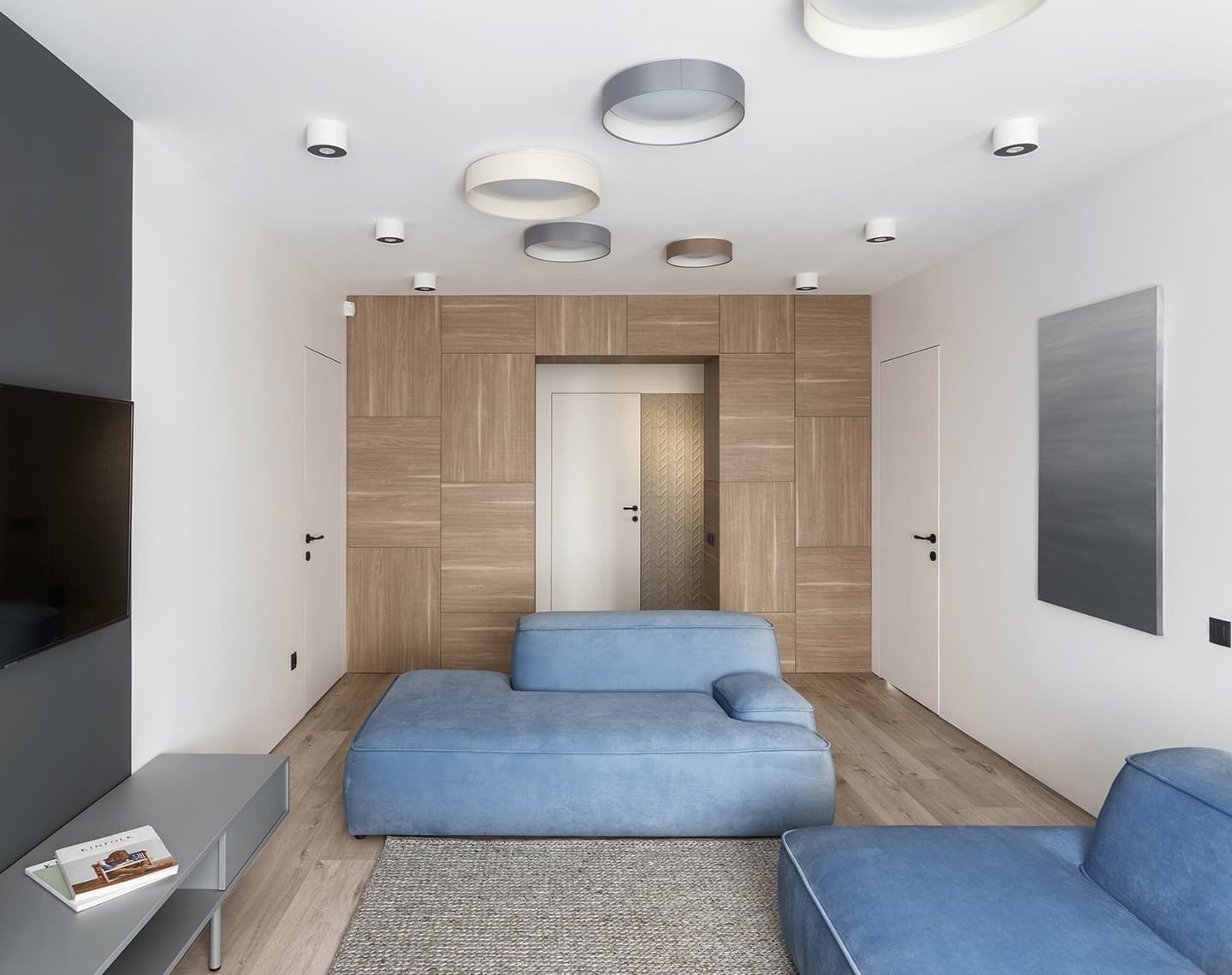 Квартира в голубых и желтых тонах со скрытыми решениями и авторской люстрой – проект дизайнера Иры Лисюк