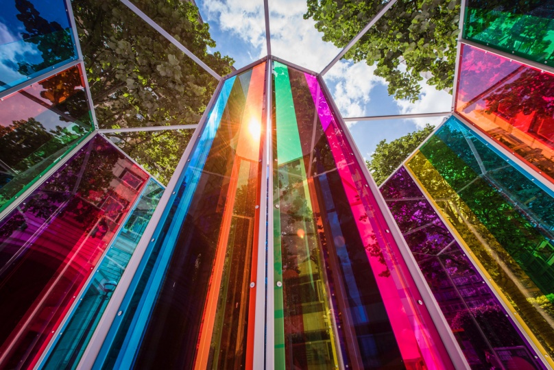 В Лондоне появилась цветная инсталляция Лиз Уэст