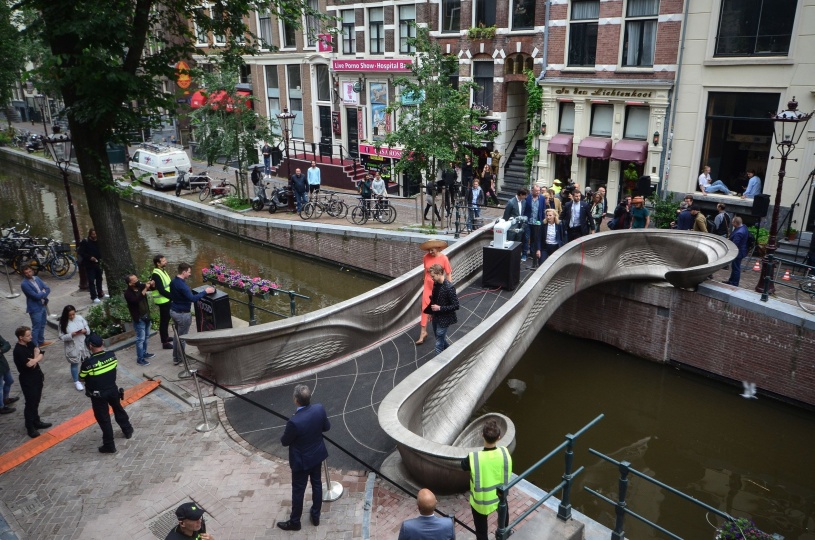 ​В Амстердаме открылся первый стальной мост, напечатанный с помощью 3D