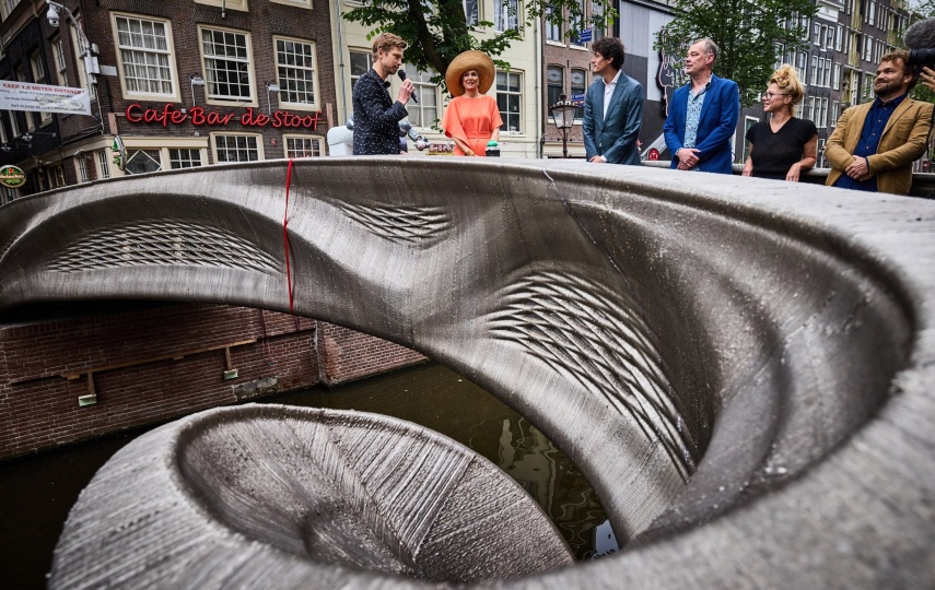​В Амстердаме открылся первый стальной мост, напечатанный с помощью 3D