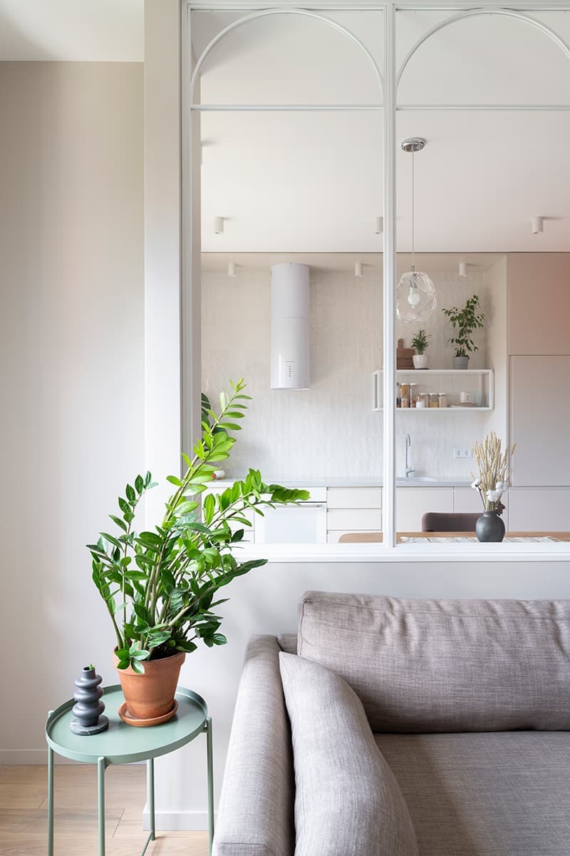 Светлая квартира со стеклянной перегородкой – проект бюро FREYA Architects