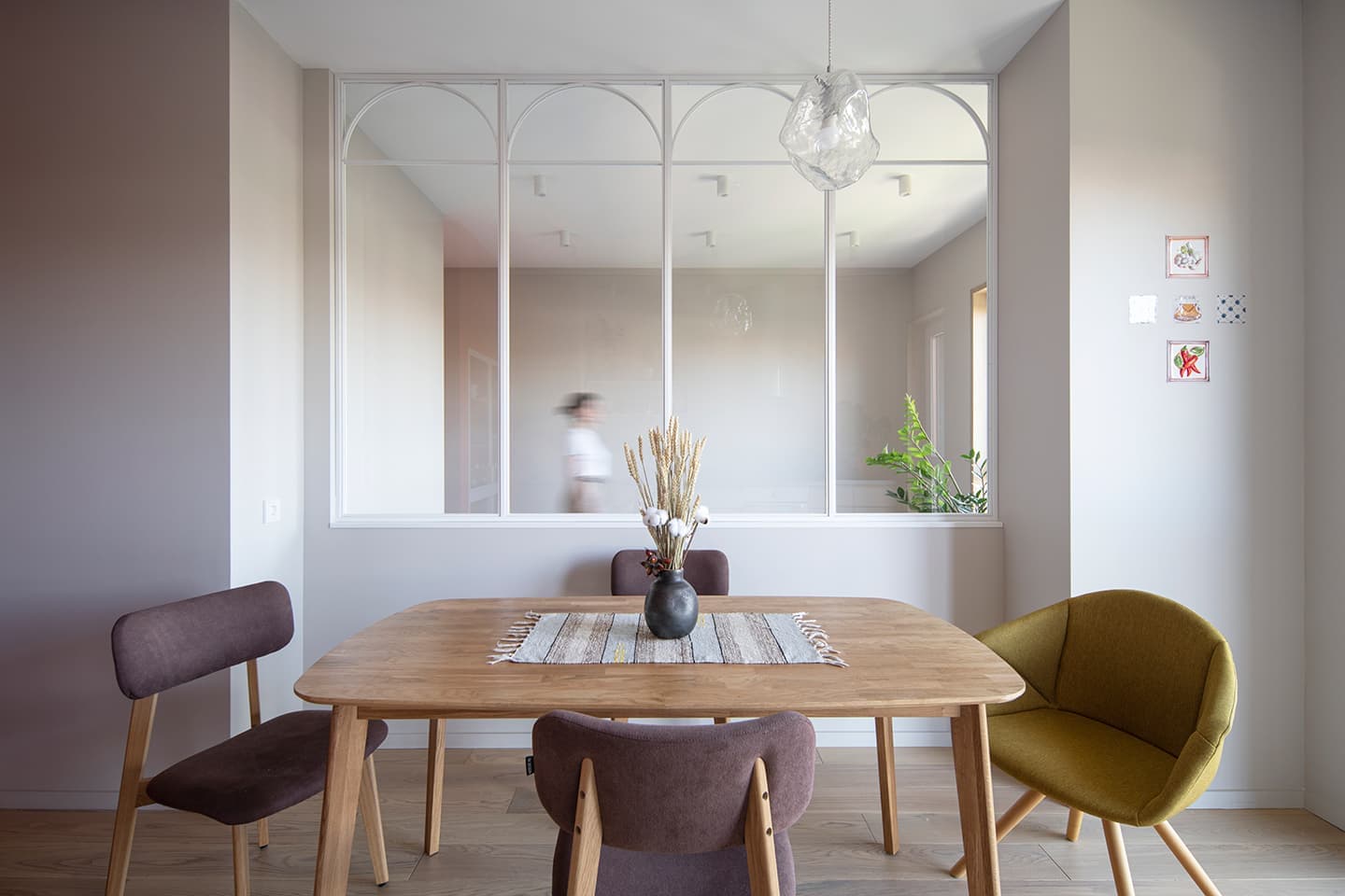 Светлая квартира со стеклянной перегородкой – проект бюро FREYA Architects