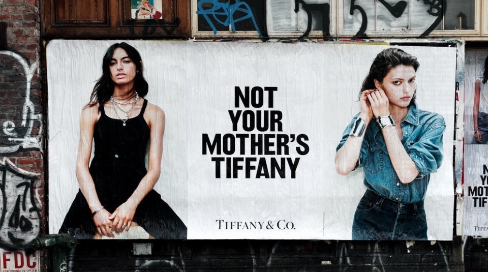 Tiffany вышел на улицы Нью-Йорка с противоречивой рекламой