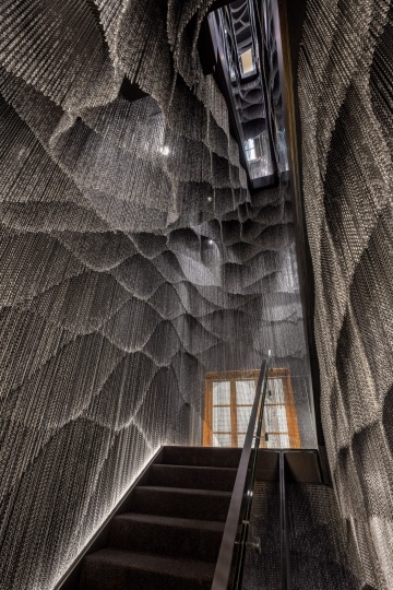 ​​Kengo Kuma and Associates создали скульптурный занавес для архитектурного шедевра Гауди