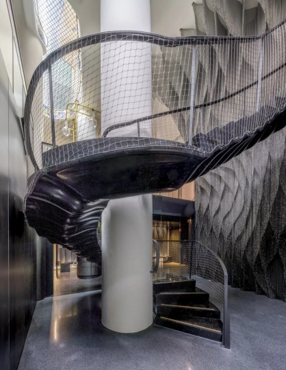 ​​Kengo Kuma and Associates создали скульптурный занавес для архитектурного шедевра Гауди