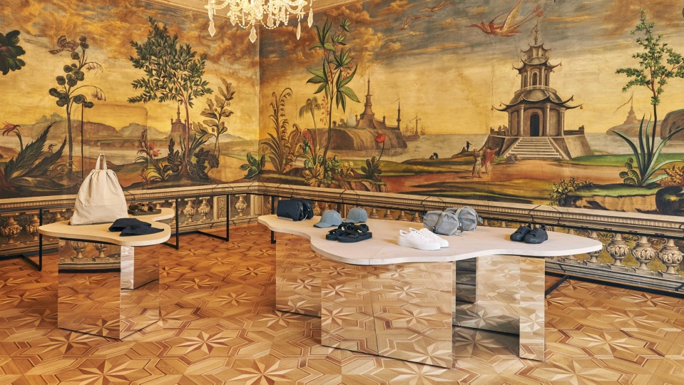COS представил инсталляцию в итальянском палаццо