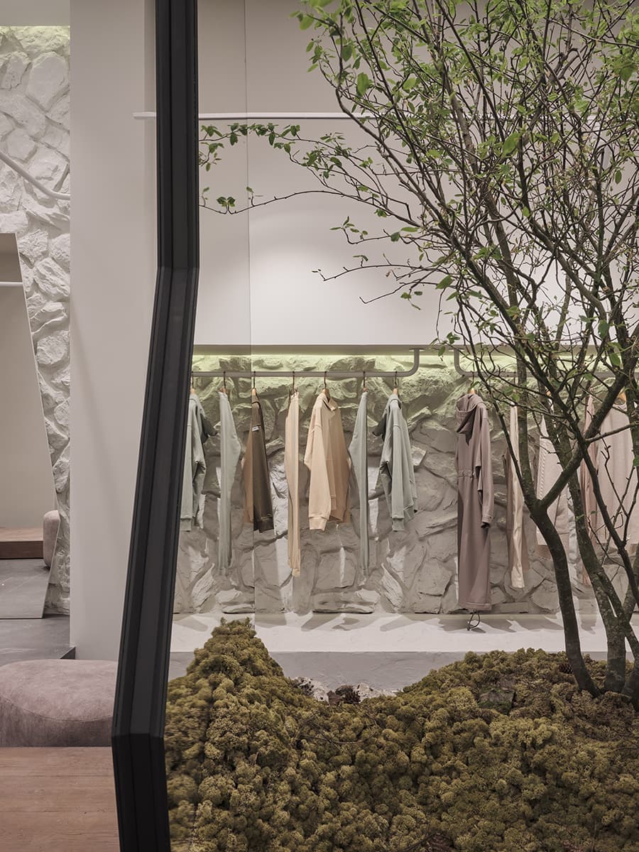 Магазин бренда одежды с гармоничным природным интерьером – проект бюро JL STUDIO