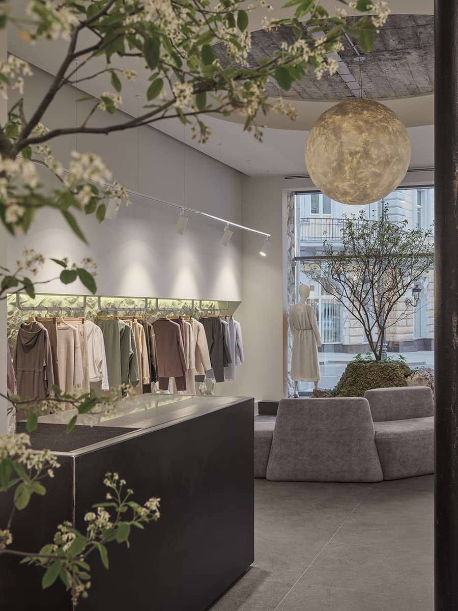Магазин бренда одежды с гармоничным природным интерьером – проект бюро JL STUDIO
