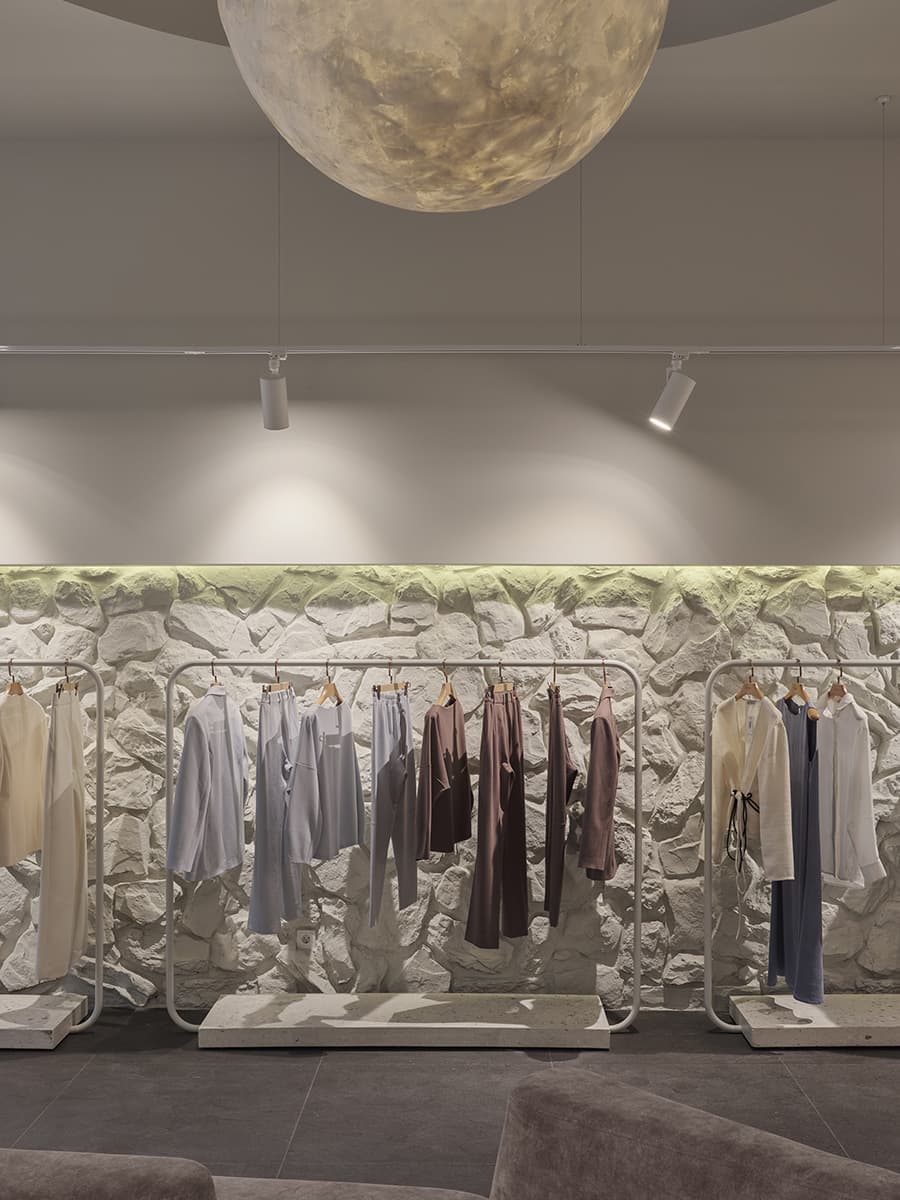 Магазин бренда одежды с гармоничным природным интерьером – проект бюро JL STUDIO