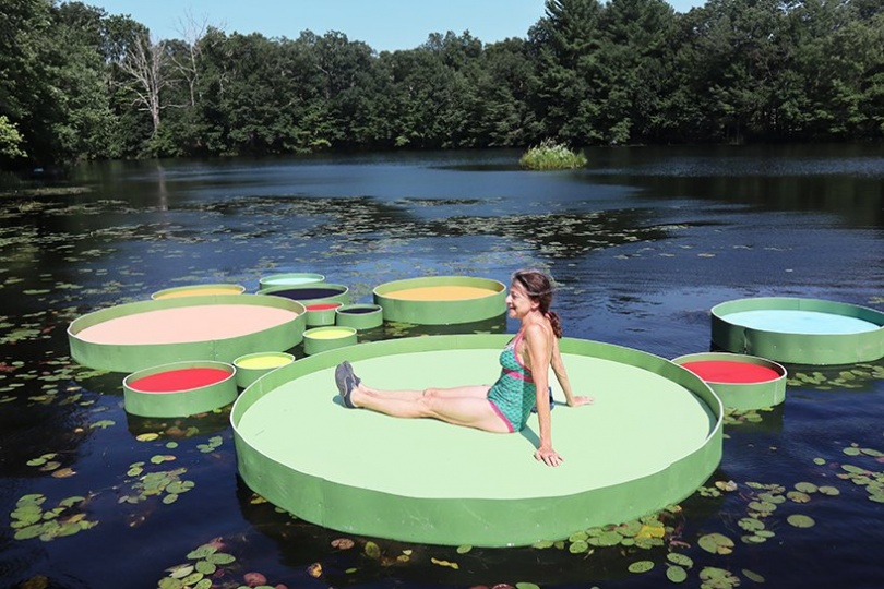 Studio jaemee поместили гигантские разноцветные лилии на пруд Коннектикута