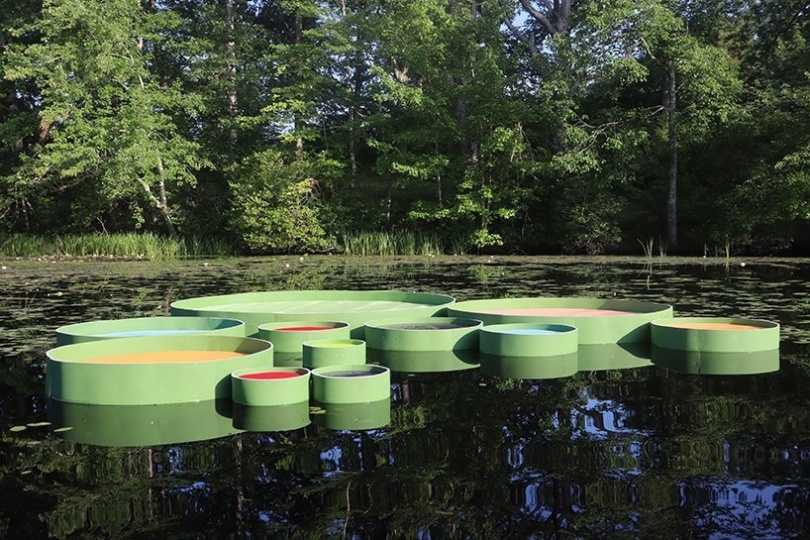 Studio jaemee поместили гигантские разноцветные лилии на пруд Коннектикута