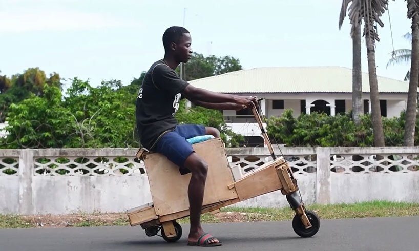 Подросток в Гане сделал деревянный, электрический мотоцикл на солнечных батареях