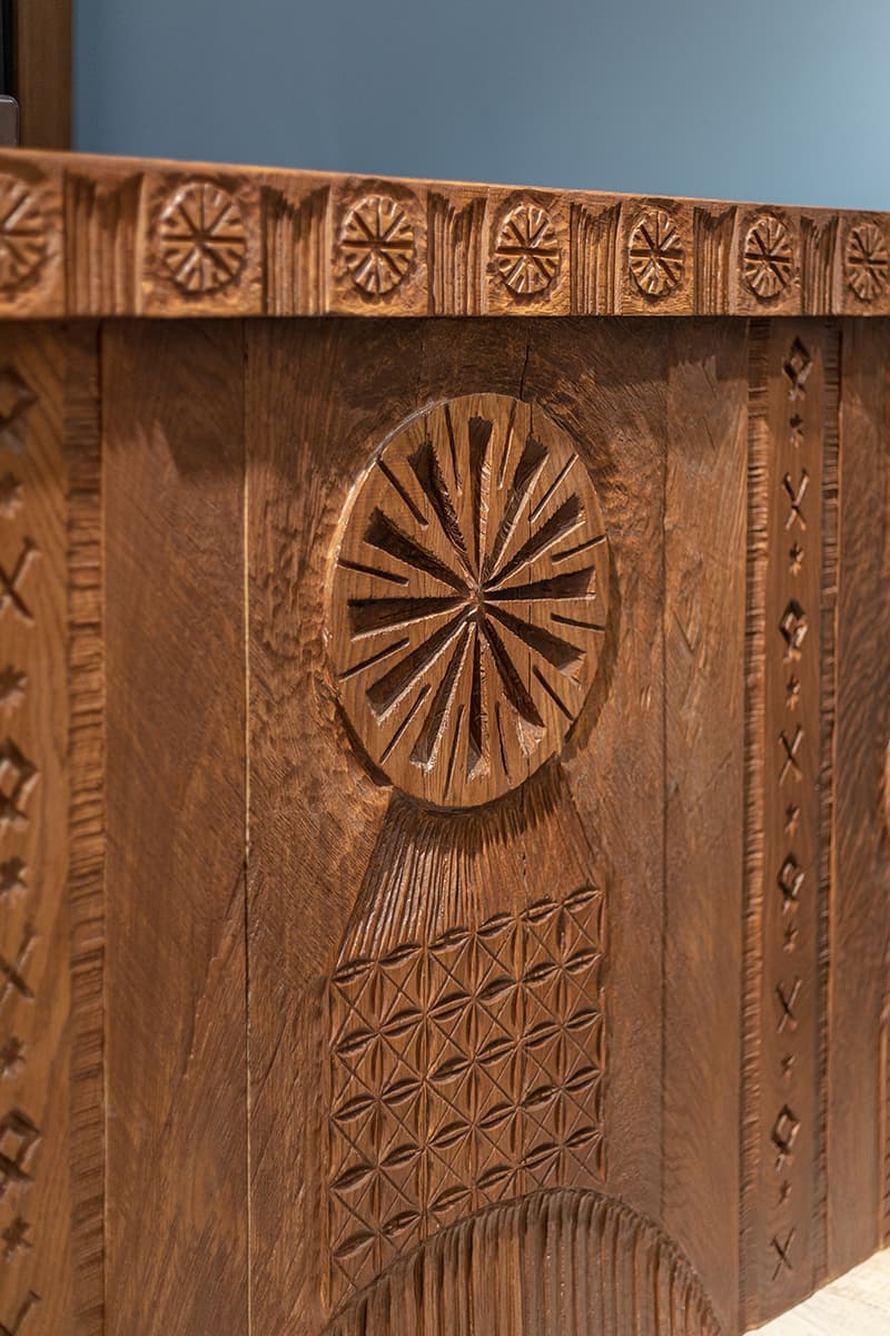 Ателье с предметами современного искусства и деревянным декором – проект бюро Nativ Studio