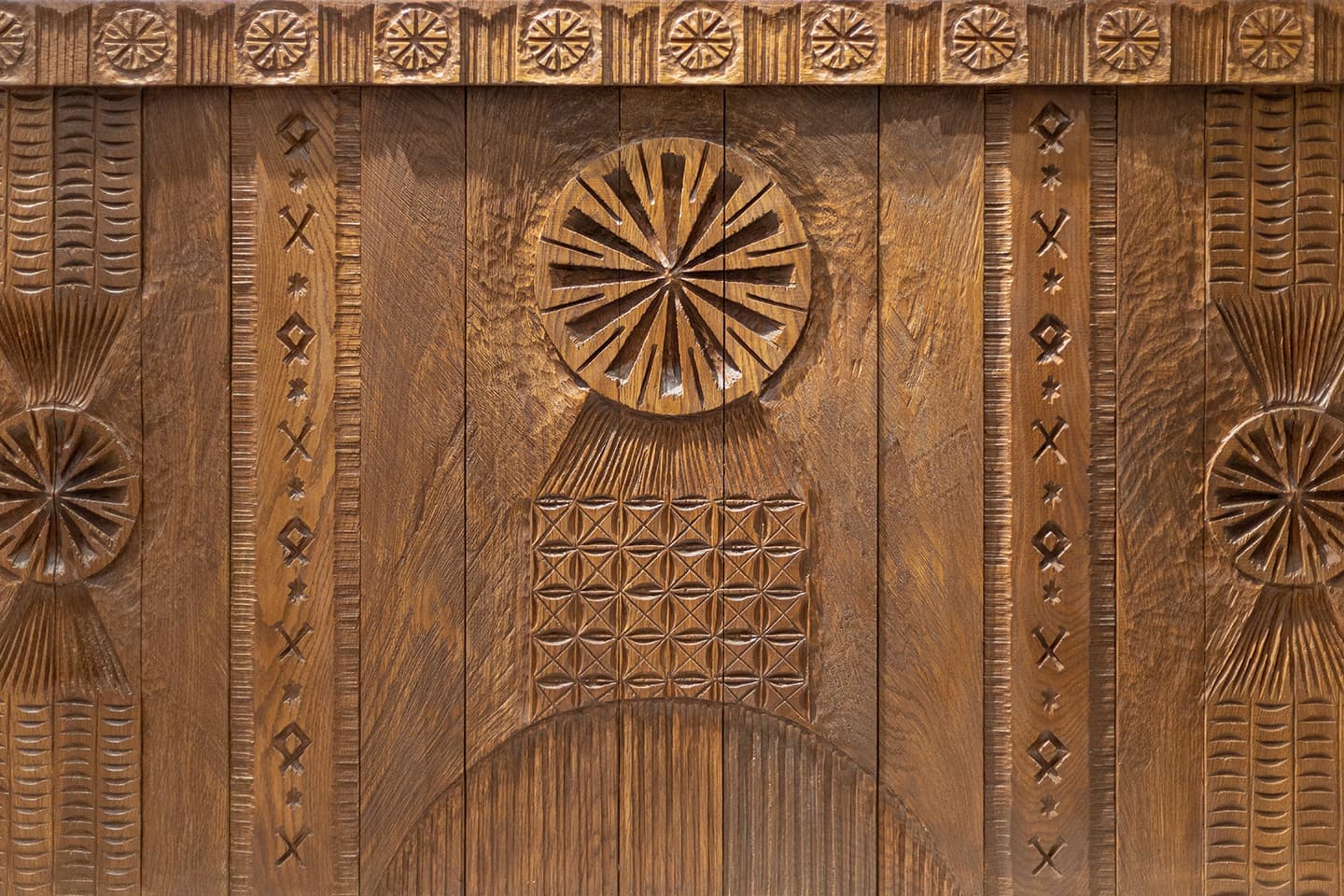 Ателье с предметами современного искусства и деревянным декором – проект бюро Nativ Studio