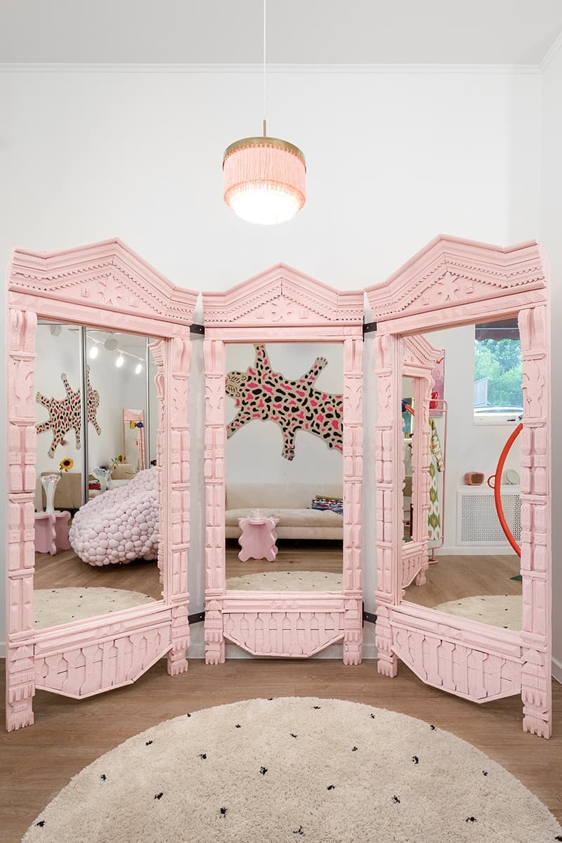 Ателье с предметами современного искусства и деревянным декором – проект бюро Nativ Studio