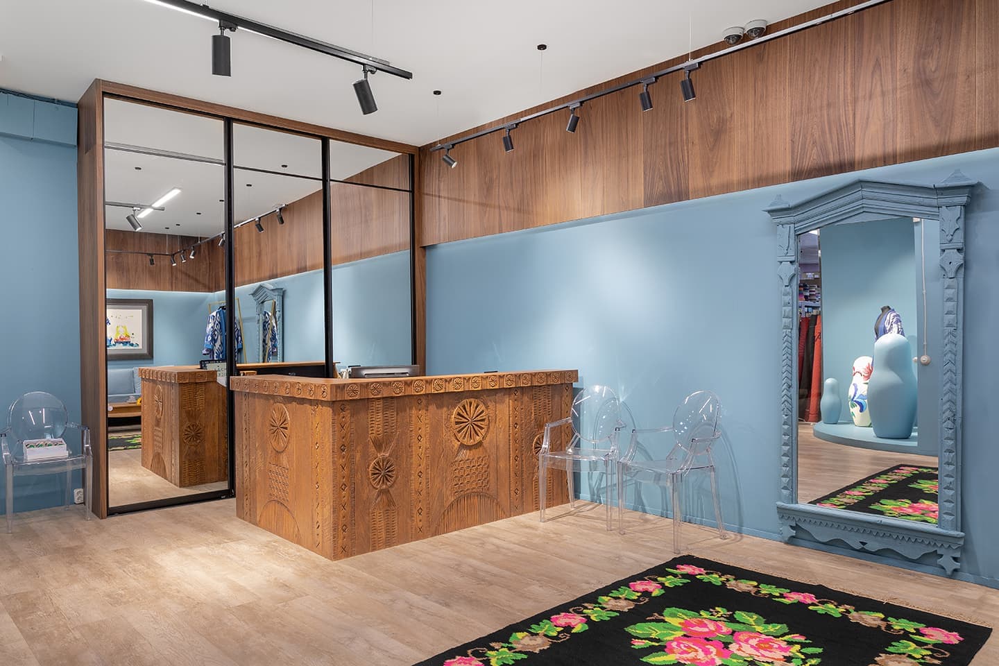 Ателье с предметами современного искусства и деревянным декором – проект бюро Nativ Studio