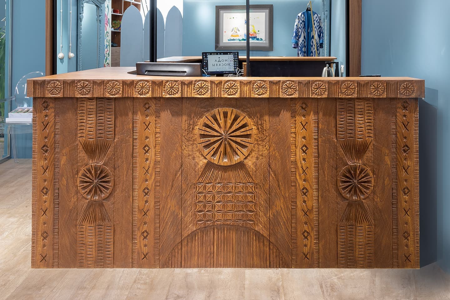 Ателье с предметами современного искусства и деревянным декором – проект бюро Nativ Studio