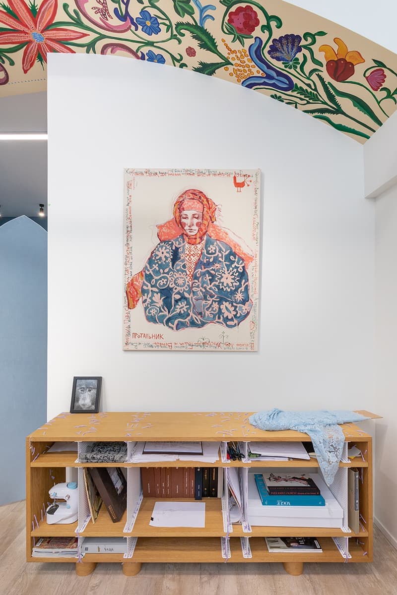 Ателье с предметами современного искусства и деревянным декором – проект бюро Nativ Studio