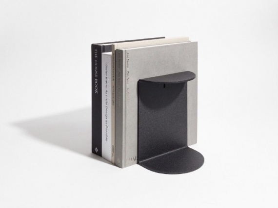 Бруклинский дизайнер придумал лаконичный держатель для книг