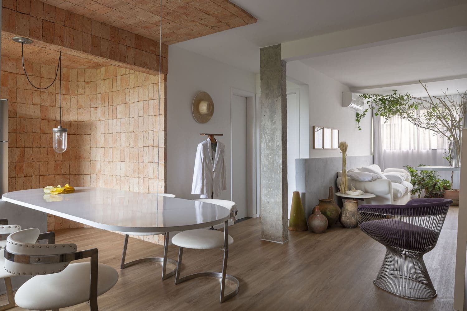 Апартаменты с кирпичными стенами – проект студии EB Arquitetos