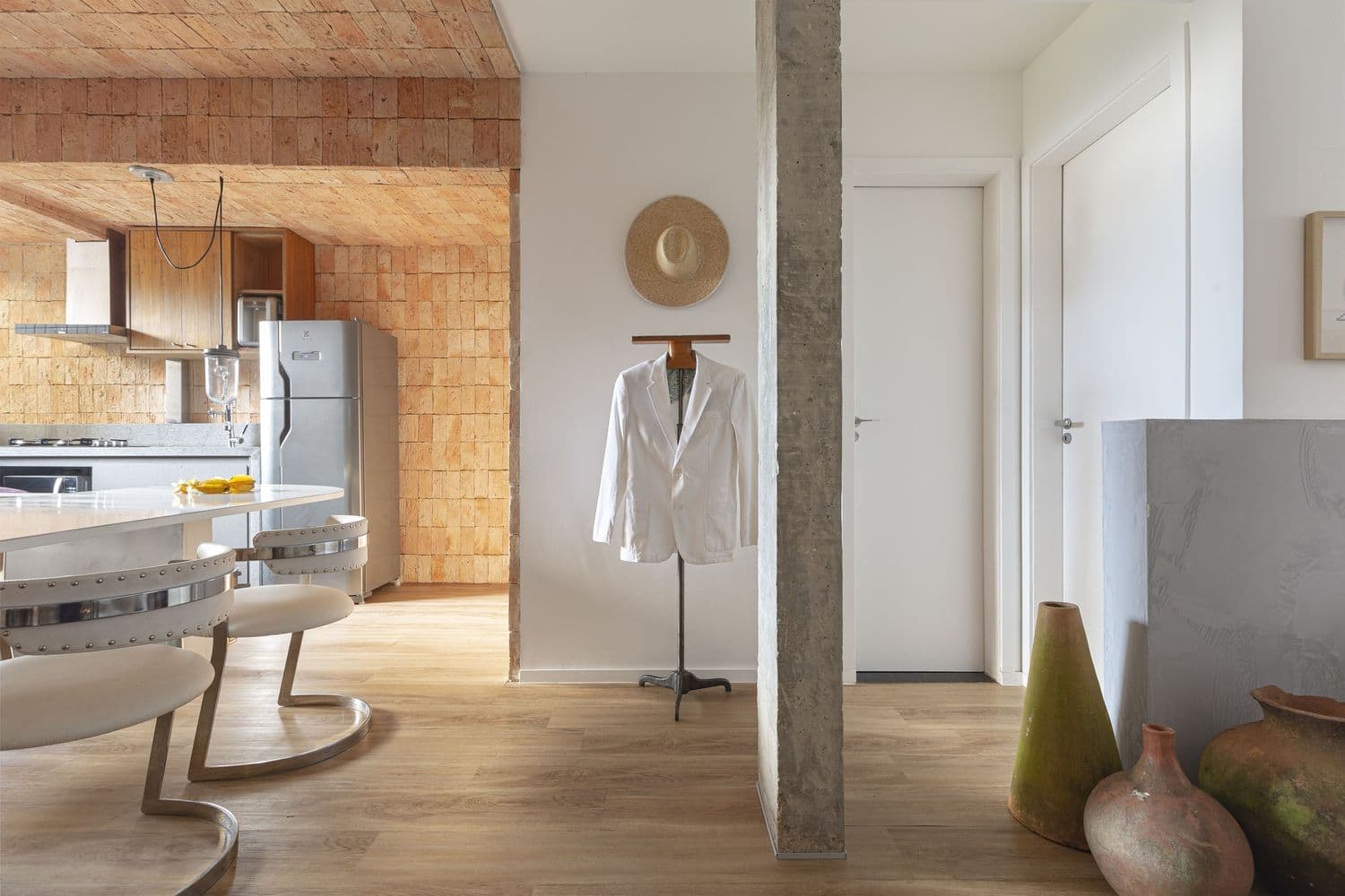 Апартаменты с кирпичными стенами – проект студии EB Arquitetos