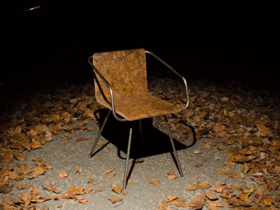 Саймон Керн делает стулья из переработанных опавших листьев