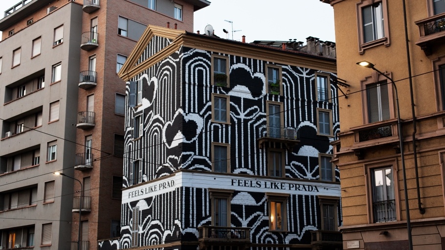 Новый принт Prada украсил фасады домов в мировых столицах