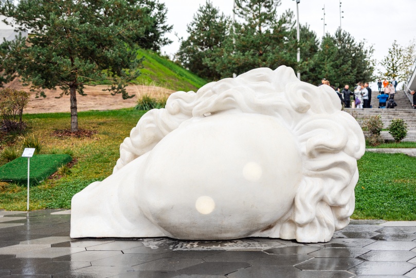 В парке «Зарядье» появилась скульптура «Большая античная голова»