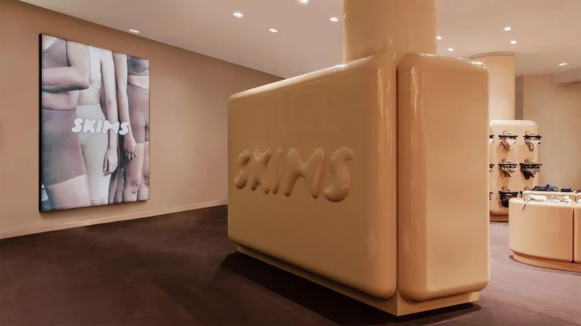 Глянцевый интерьер для магазина SKIMS в Париже – проект Вилло Перрона