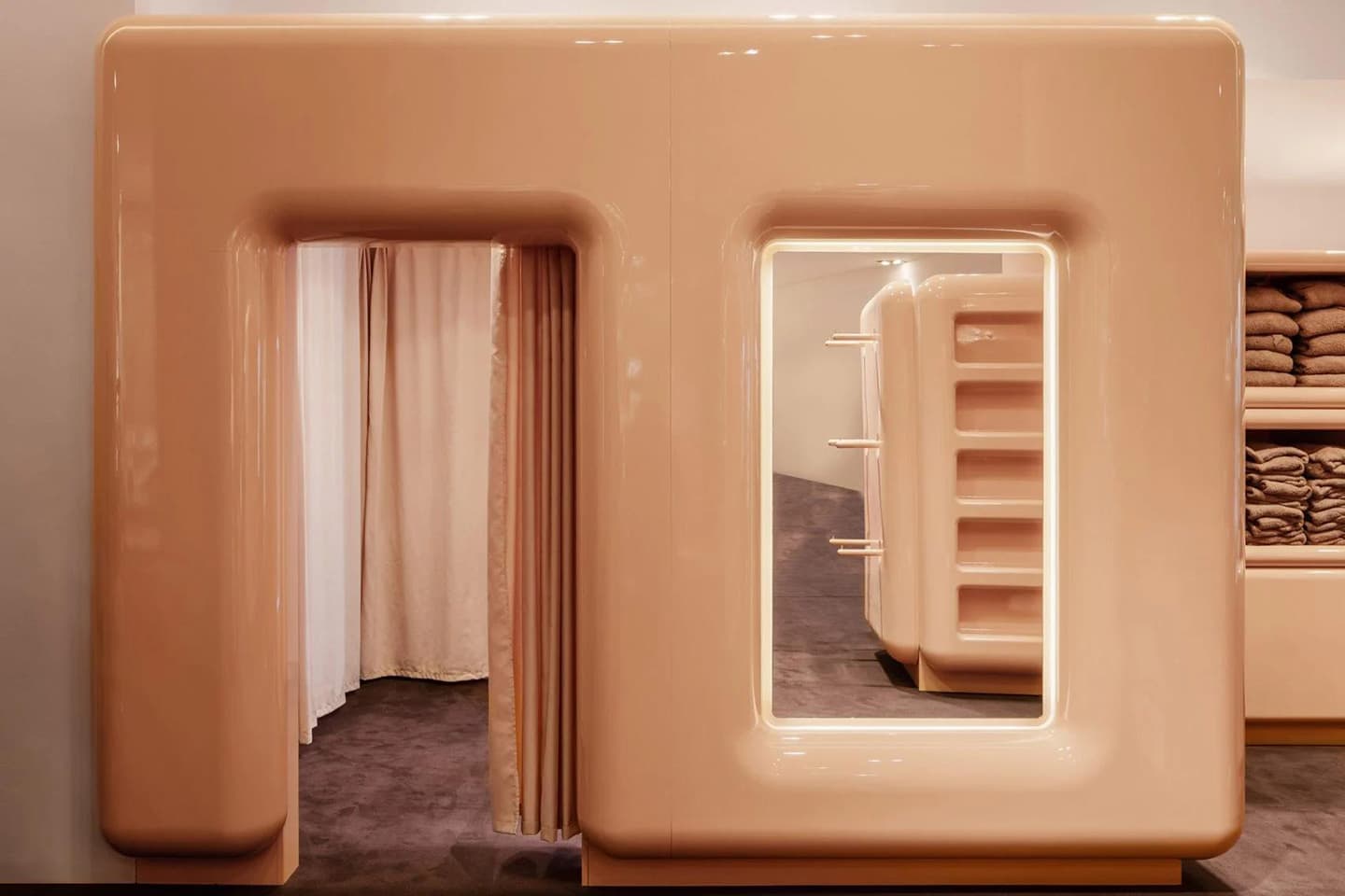 Глянцевый интерьер для магазина SKIMS в Париже – проект Вилло Перрона