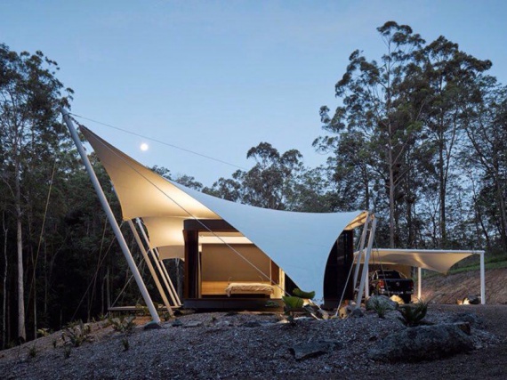 Дом-палатка стирает грань между интерьером и окружающей средой