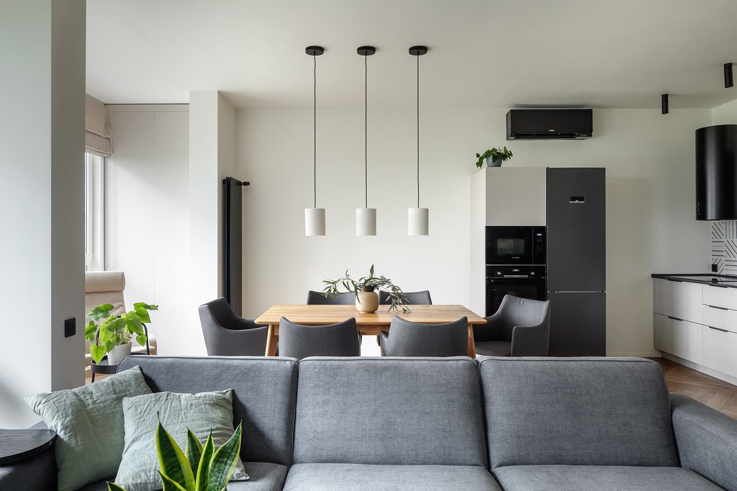 Скандинавский минимализм и обилие живых растений – проект дизайн-студии Кубквадрат