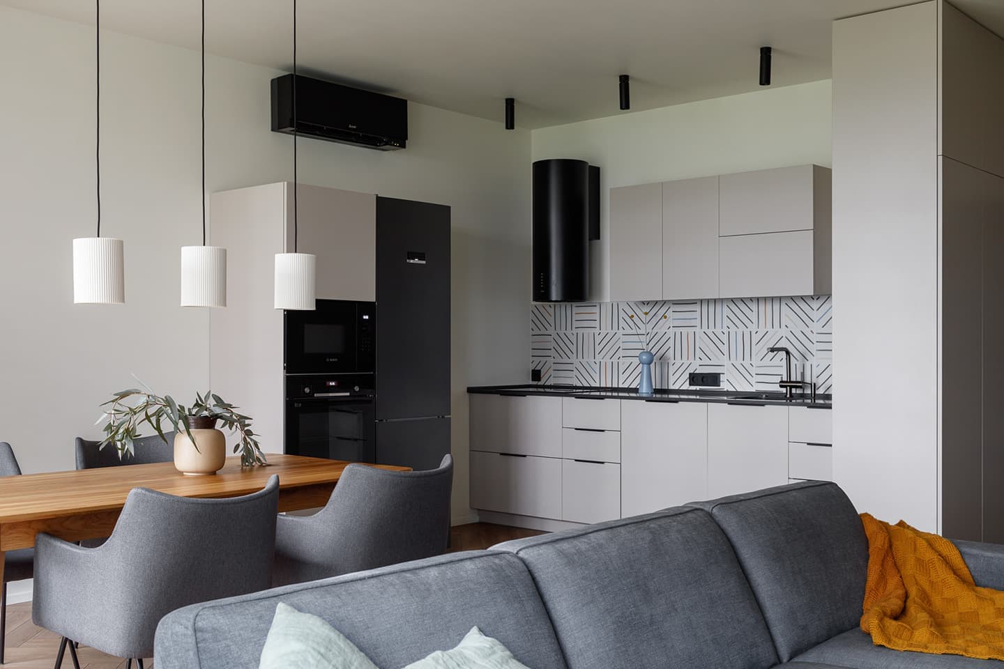 Скандинавский минимализм и обилие живых растений – проект дизайн-студии Кубквадрат